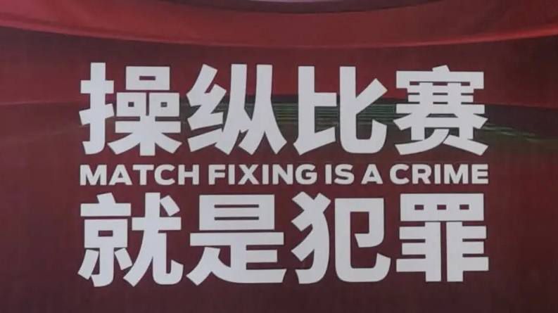 国米在8月份曾经接近以400万欧租借费＋1800万欧的买断费签下萨马尔季奇，但最终交易告吹，目前萨马尔季奇在本赛季已经为乌迪内斯出场16次，贡献2球2助攻，表现并没有过去那么亮眼，但那不勒斯依旧想要引进他。